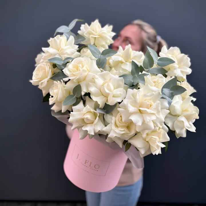 25 Французских белых роз в боксе в Чебоксарах