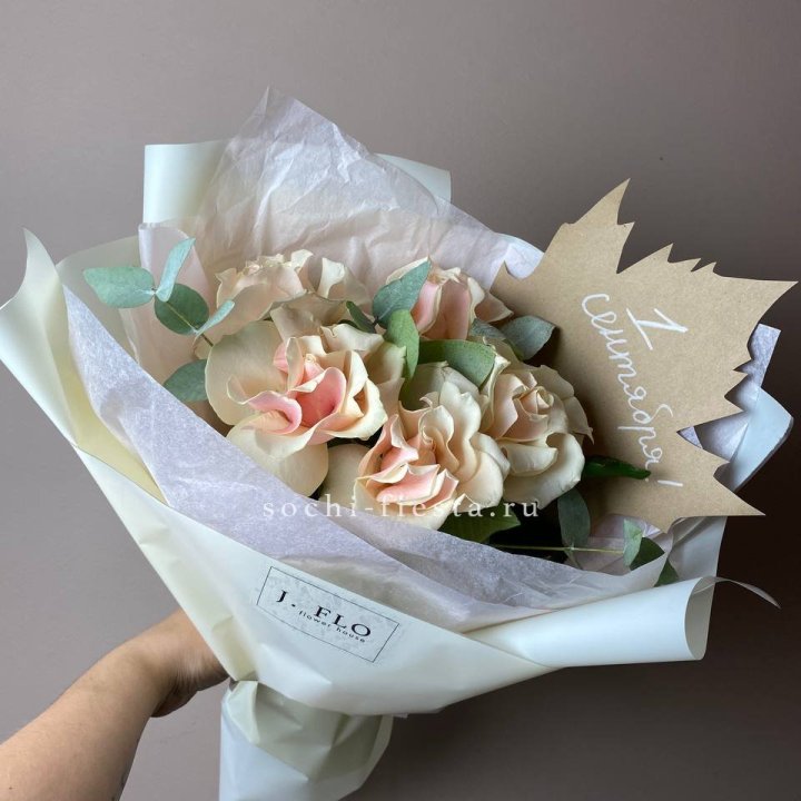 Букет кремовых роз к дню знаний в Чебоксарах
