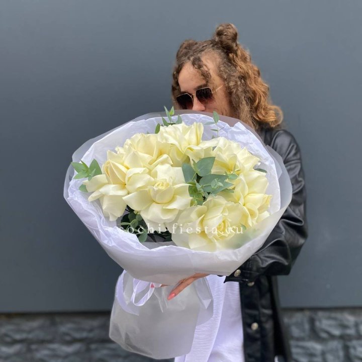 7 Белых французских роз  в Чебоксарах