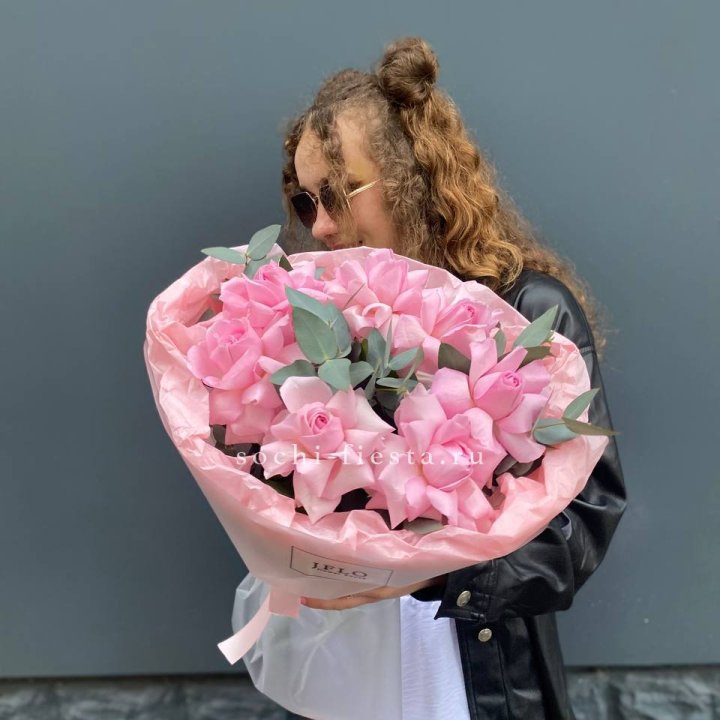 7 розовых роз в Чебоксарах