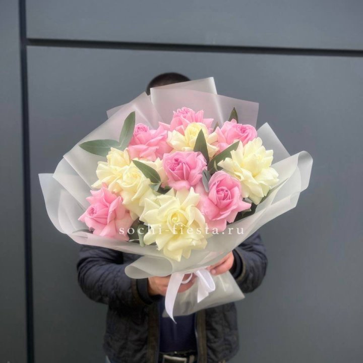 11 бело-розовых роз в Чебоксарах