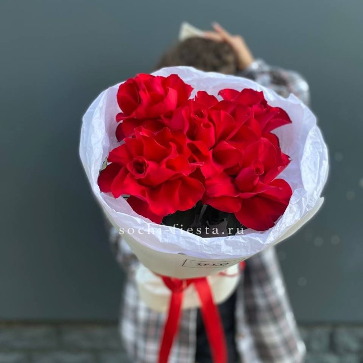 5 французских красных роз в Чебоксарах
