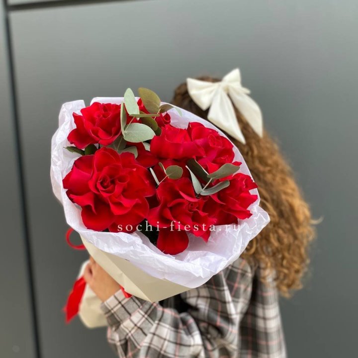 7 красных французских роз в Чебоксарах