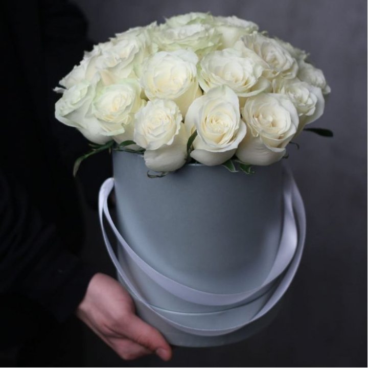 15 белых роз в цилиндре в Чебоксарах