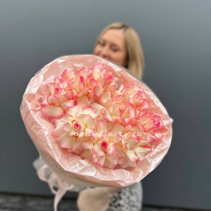 9 французских роз Джумилия в нежном оформлении в Чебоксарах