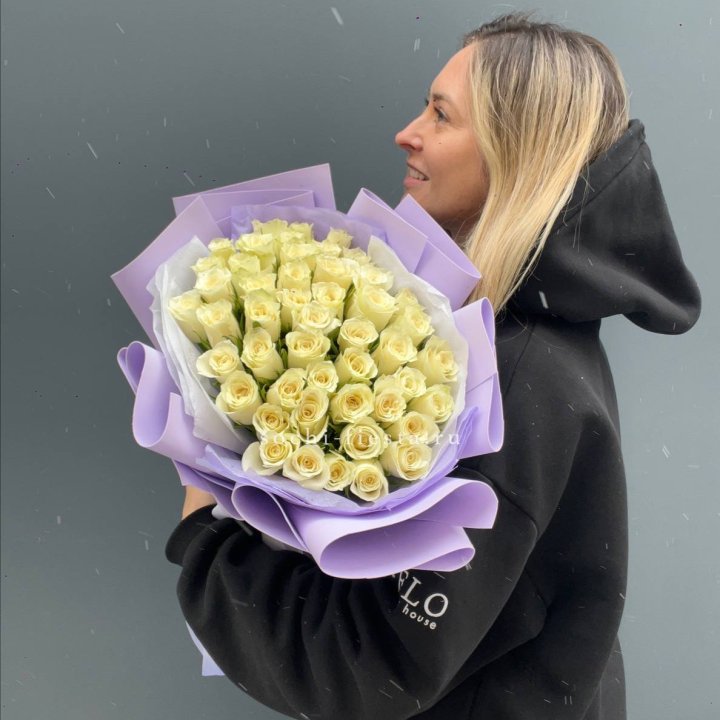 51 белая кенийская роза в оформлении в Чебоксарах