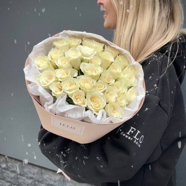 31 белая роза в оформлении в Чебоксарах