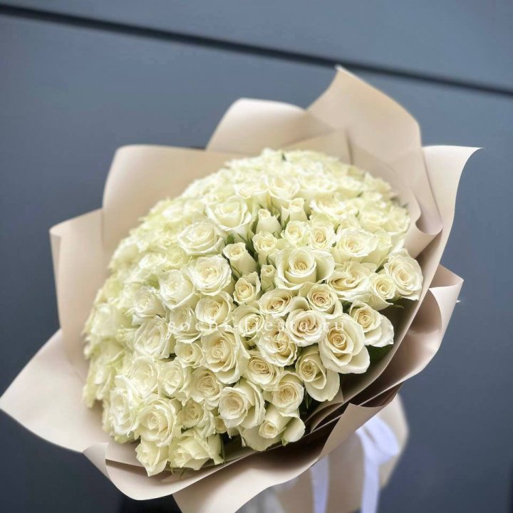 101 белая роза Атена в Чебоксарах