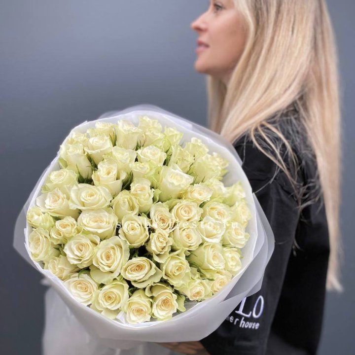 Воздушный букет из 51 белой кенийской розы в Чебоксарах