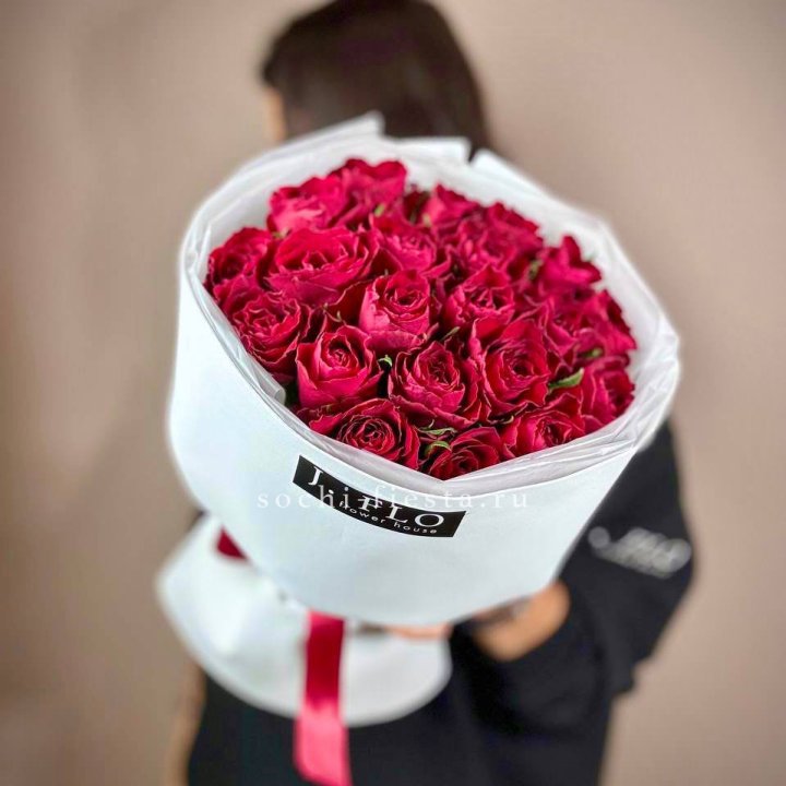 Букет красных роз мадам ред в Чебоксарах