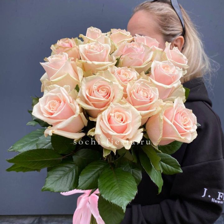 15  кремовых высоких роз в Чебоксарах