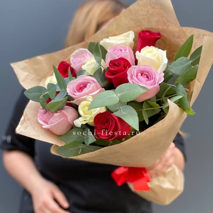 Букет из 15 роз с эвкалиптом в Чебоксарах