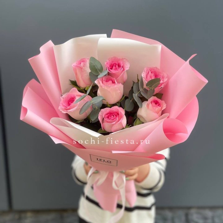 7 роз с эвкалиптом в Чебоксарах