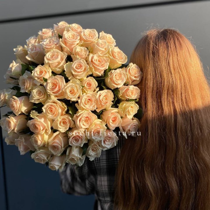 Охапка кремовых роз в Чебоксарах