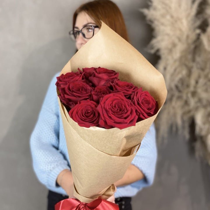 9 красных роз в крафте в Чебоксарах