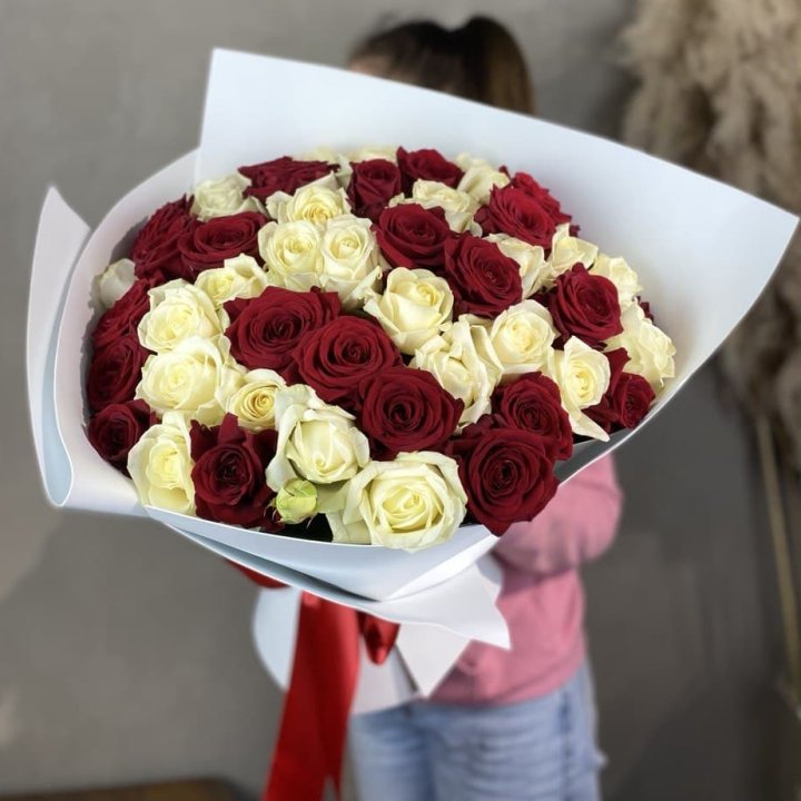 51 красная и белая роза в Чебоксарах