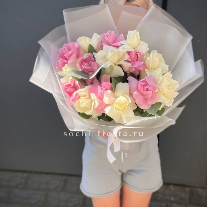 15 бело-розовых роз в Чебоксарах