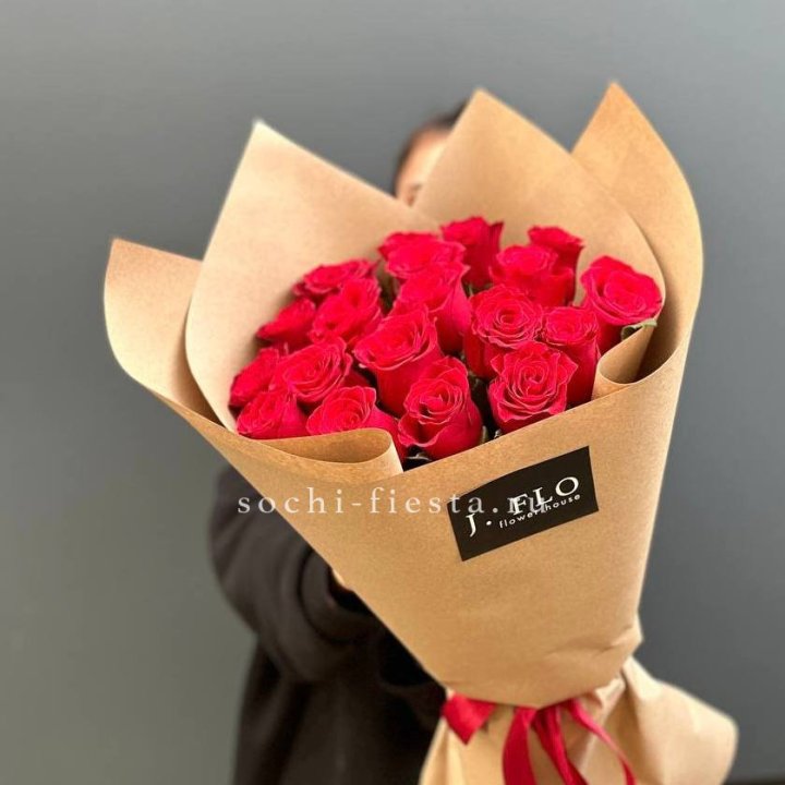 19 красных роз в крафте в Чебоксарах