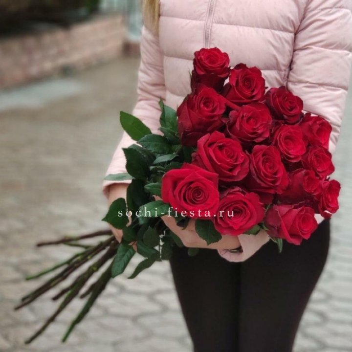 15 высоких красных роз в Чебоксарах