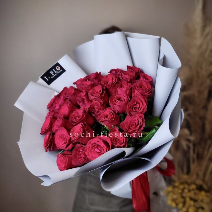 Красные розы 33 шт в Чебоксарах