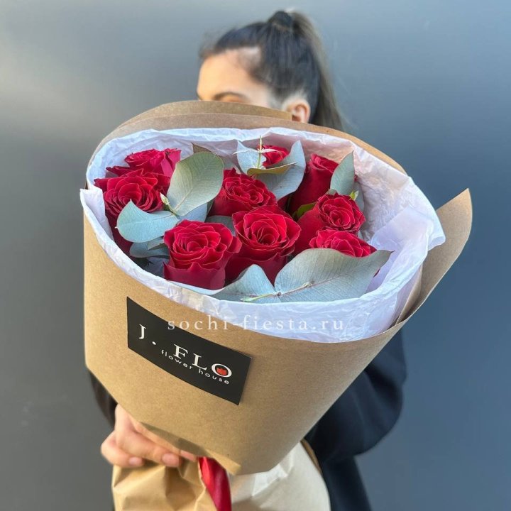 9 роз с эвкалиптом в Чебоксарах