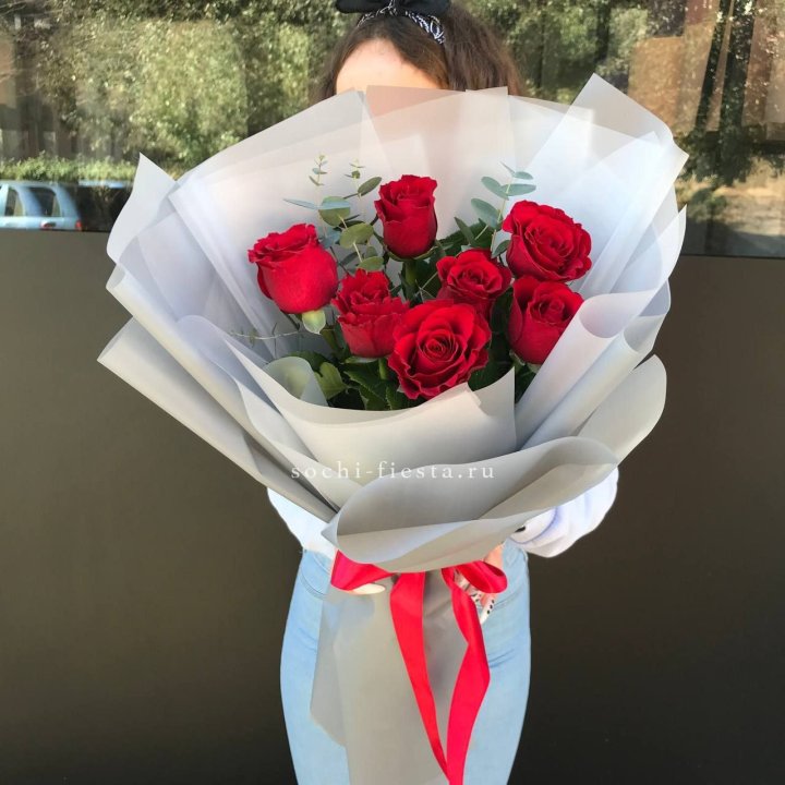 7 красных роз с эвкалиптом  в Чебоксарах