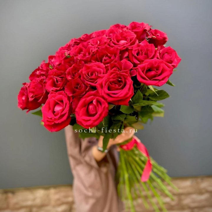 51 высокая красная роза в Чебоксарах