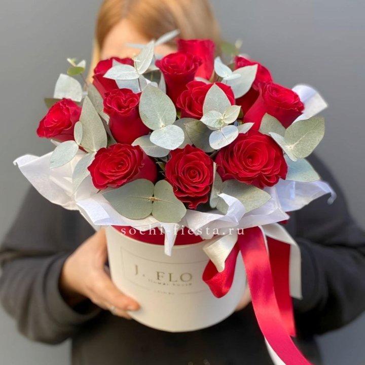 11 роз в шляпной коробке в Чебоксарах