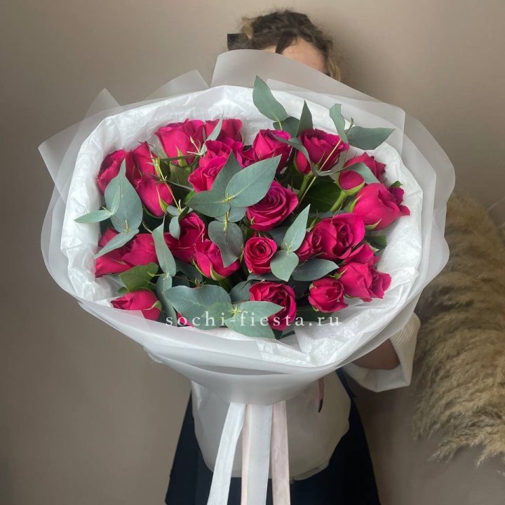 25 малиновых роз с эвкалиптом в Чебоксарах