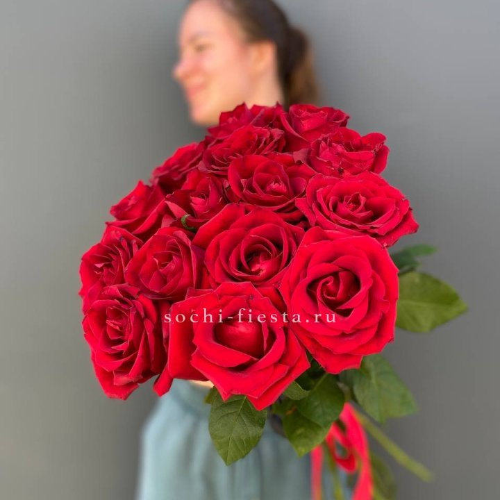 15 красных роз под ленту в Чебоксарах