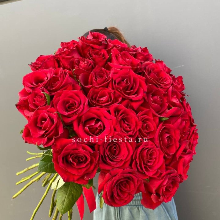 35 красных роз под ленту в Чебоксарах