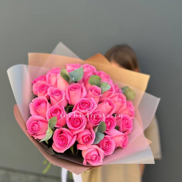 31 розовая роза с эвкалиптом в Чебоксарах
