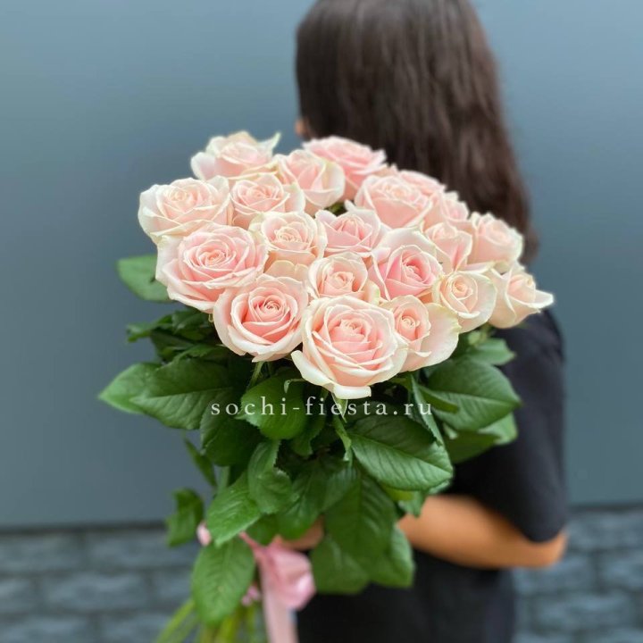 Высокие розовые розы в Чебоксарах