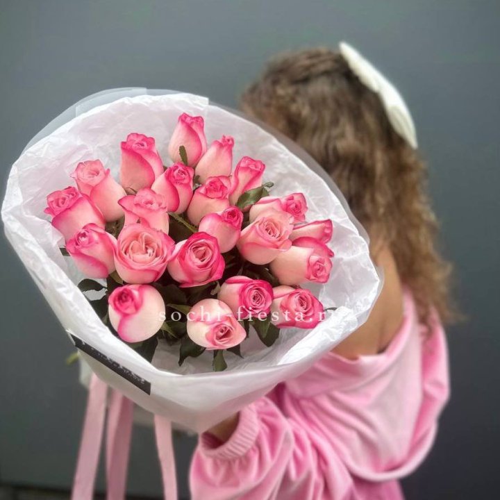 21 розовые розы Венди  в оформлении в Чебоксарах