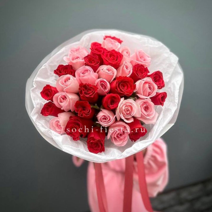 Букет красных и розовых 35 роз в Чебоксарах
