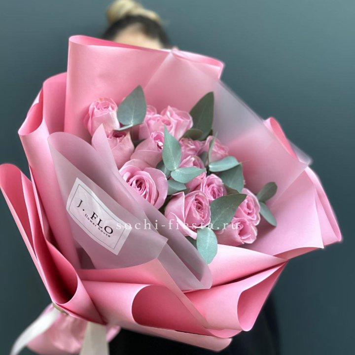 15 Розовых роз с эвкалиптом в Чебоксарах