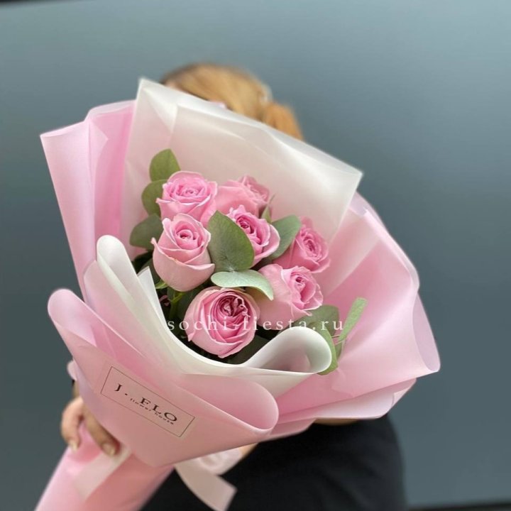 7 розовых роз с эвкалиптом в Чебоксарах