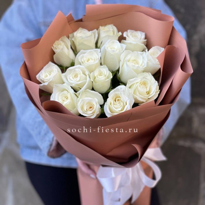 15 белых роз сиена в Чебоксарах