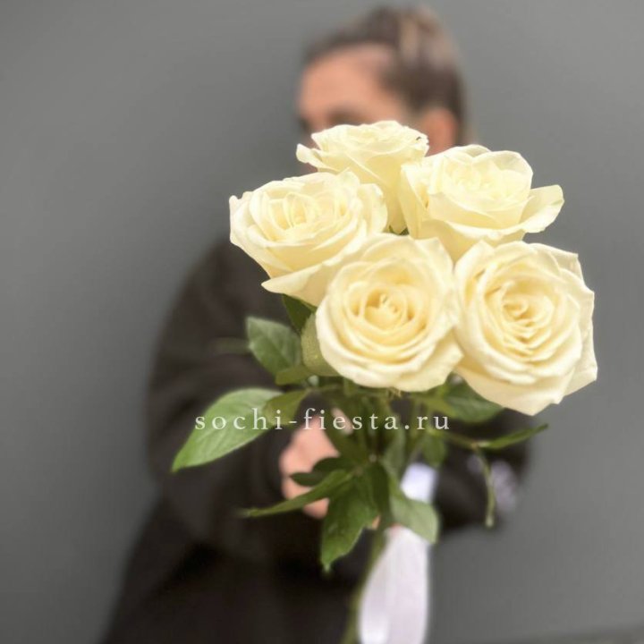 Букет 5 белых роз  в Чебоксарах