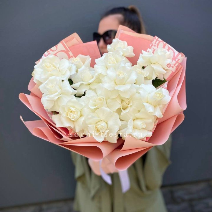 Белые розы "Аморе" в Чебоксарах