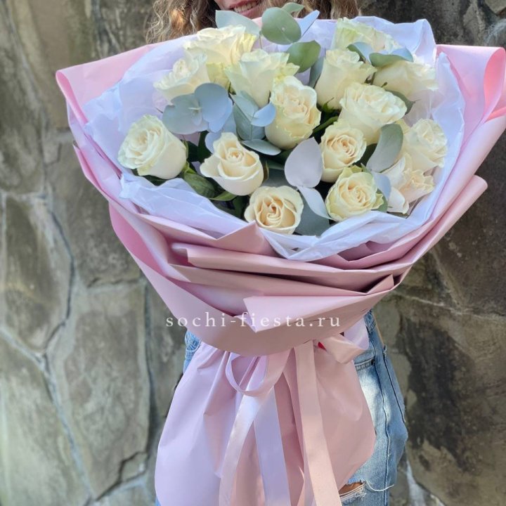 Белые розы в авторском оформлении в Чебоксарах