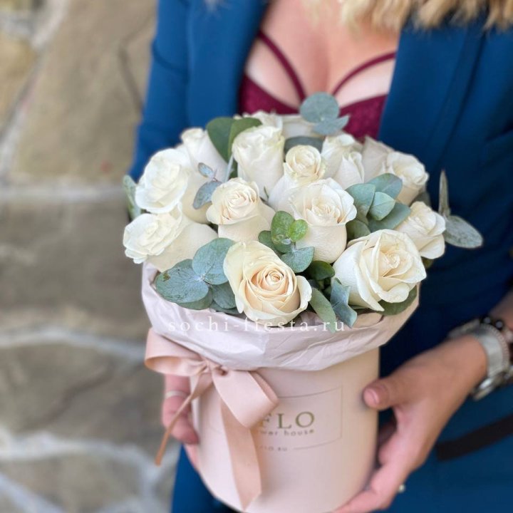 Цилиндр из белых роз в Чебоксарах