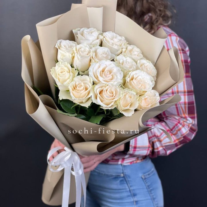 15 белых роз кофе в Чебоксарах