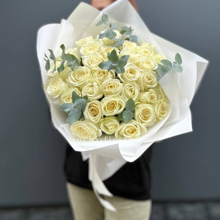 31 белая роза с эвкалиптом в Чебоксарах