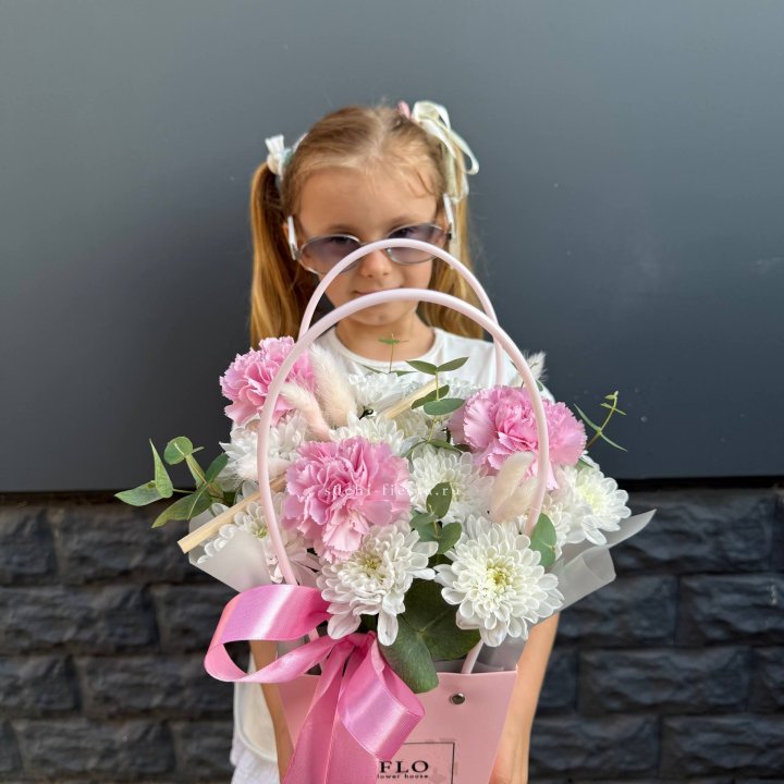 Сумочка из стойких хризантем и диантуса в Чебоксарах