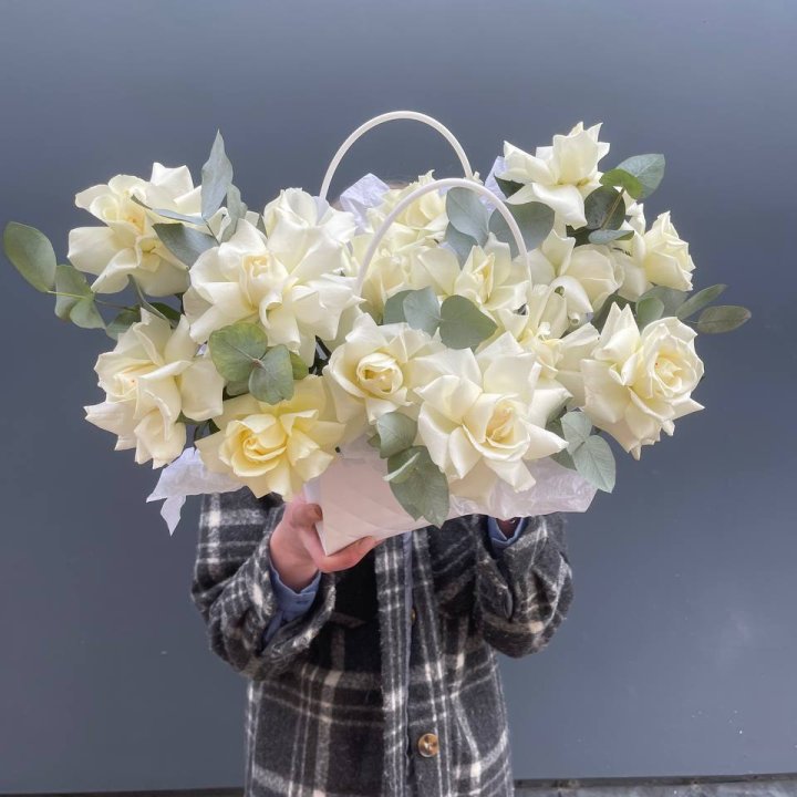 15 белых роз в сумочке в Чебоксарах