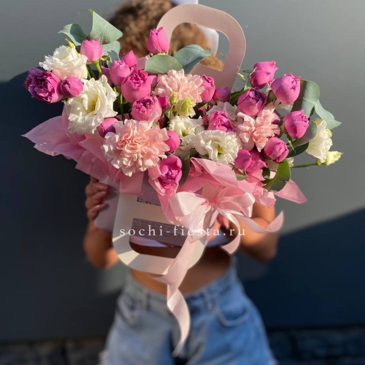 Сумочка с кустовой розой и диантусами в Чебоксарах