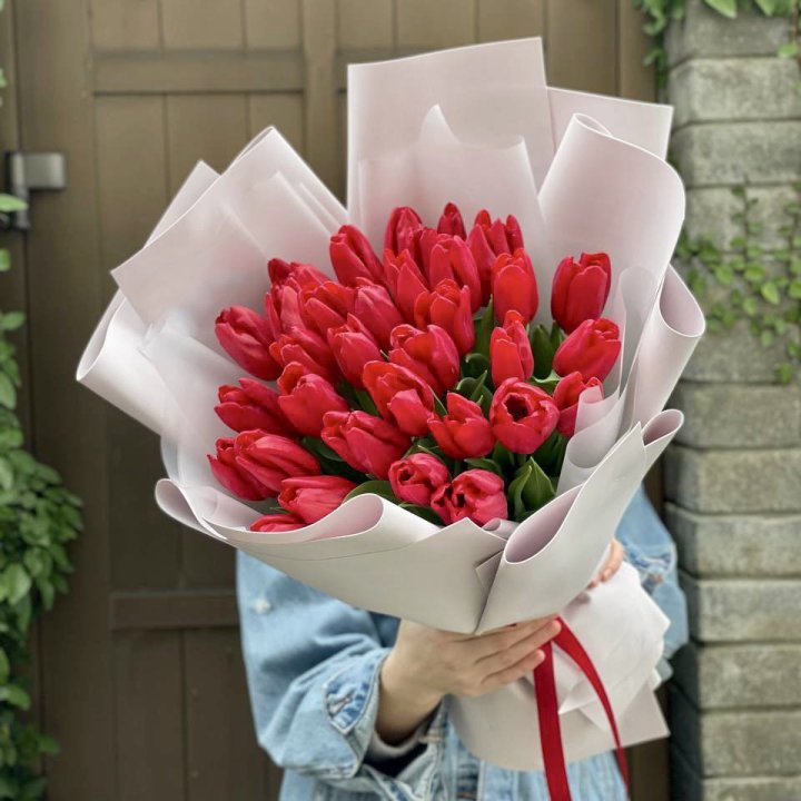35 красных тюльпанов в Чебоксарах